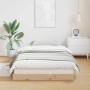 Bodenbettrahmen aus massivem Kiefernholz in Natur, mit weißer Bettwäsche im minimalistischen Schlafzimmer.