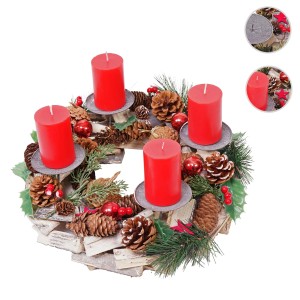 MCW Adventskranz aus Holz mit 4 roten Kerzen, geschmückt mit Kugeln, Beeren und Tannenzapfen.