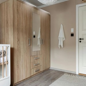 Kalb LED Aufbauleuchte Aluminium Chrom, 4er Set, auf Holzschrank montiert. Neutralweißes Licht für Schrank- & Möbelbeleuchtung.