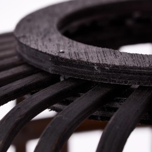 Detailaufnahme: Schwarze Brilliant Tischlampe Woodrow, Design-Tischleuchte aus Bambus und Metall.