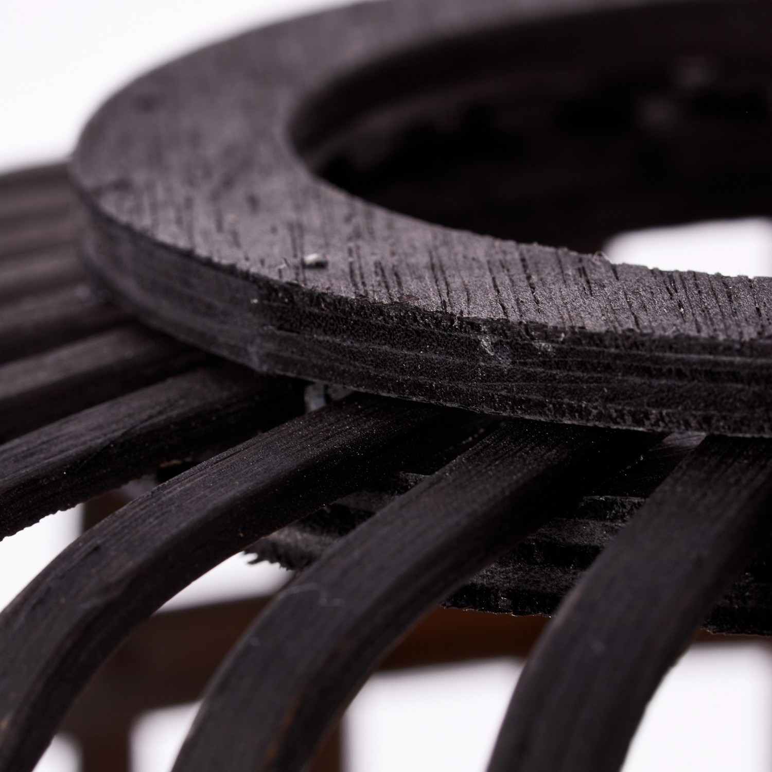 Detailaufnahme: Schwarze Brilliant Tischlampe Woodrow, Design-Tischleuchte aus Bambus und Metall.