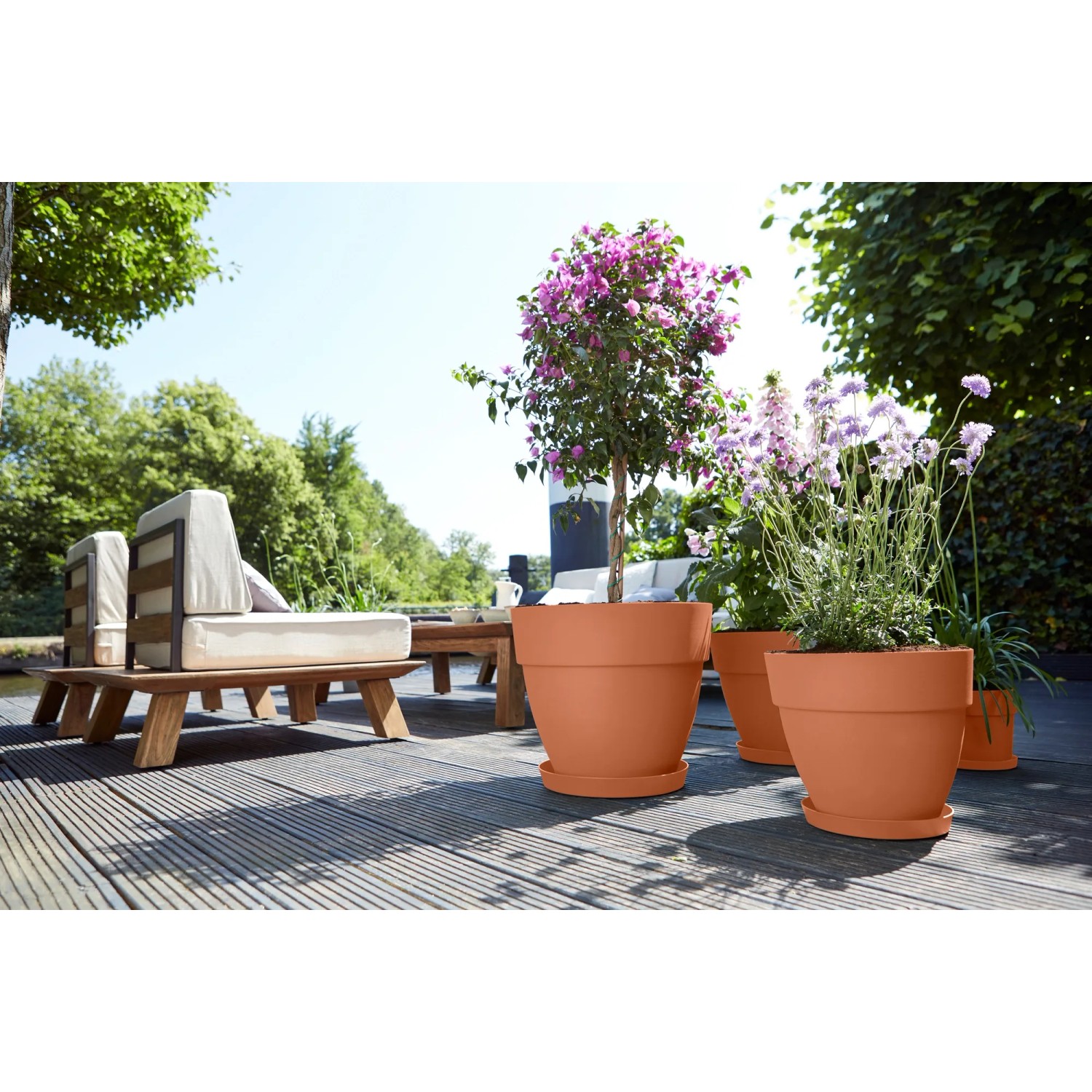 Elho Blumentopf Vibia Campana, Ø 55 cm, Terra, mit Pflanzen auf einer Terrasse.