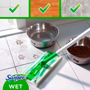 Swiffer Feuchte Bodentücher Nachfüllpackung im Einsatz mit Tiernäpfen und Pfotenabdrücken auf Fliesen.