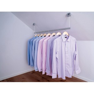 Silberne Kleiderstange Fest 100 cm unter Dachschräge mit Hemden.