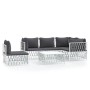 Weißes 6-tlg. vidaXL Garten-Lounge-Set mit grauen Kissen, bestehend aus Sofa, Sesseln und Tisch.