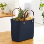 Rotho Multibag Albula Style 25 l Dunkel-Blau gefüllt mit Lebensmitteln. Aufbewahrungsbox mit Tragegriffen.