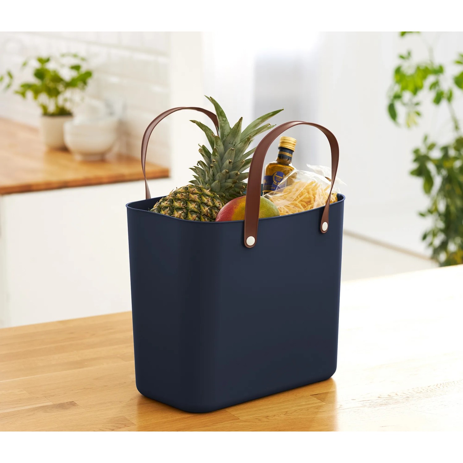 Rotho Multibag Albula Style 25 l Dunkel-Blau gefüllt mit Lebensmitteln. Aufbewahrungsbox mit Tragegriffen.