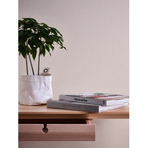 A.S. Création Vliestapete Uni Creme Beige an Wand, mit Tisch und Dekoration.