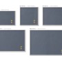 Fünf graue Magnettafeln mit silbernem Rahmen in verschiedenen Größen für Notizen und Fotos an der Wand.