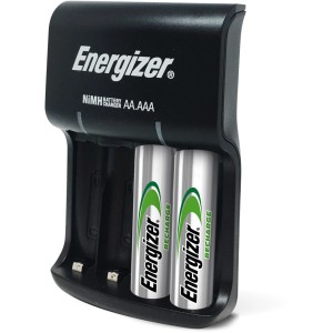 Energizer Batterieladegerät mit USB und zwei AA Akkus im Ladegerät.