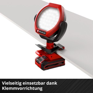 Rote Einhell Akku-Outdoor-Lampe GC-OL 18/1500 Li-Solo mit leuchtendem LED-Kopf, per Klemmvorrichtung an Platte befestigt.