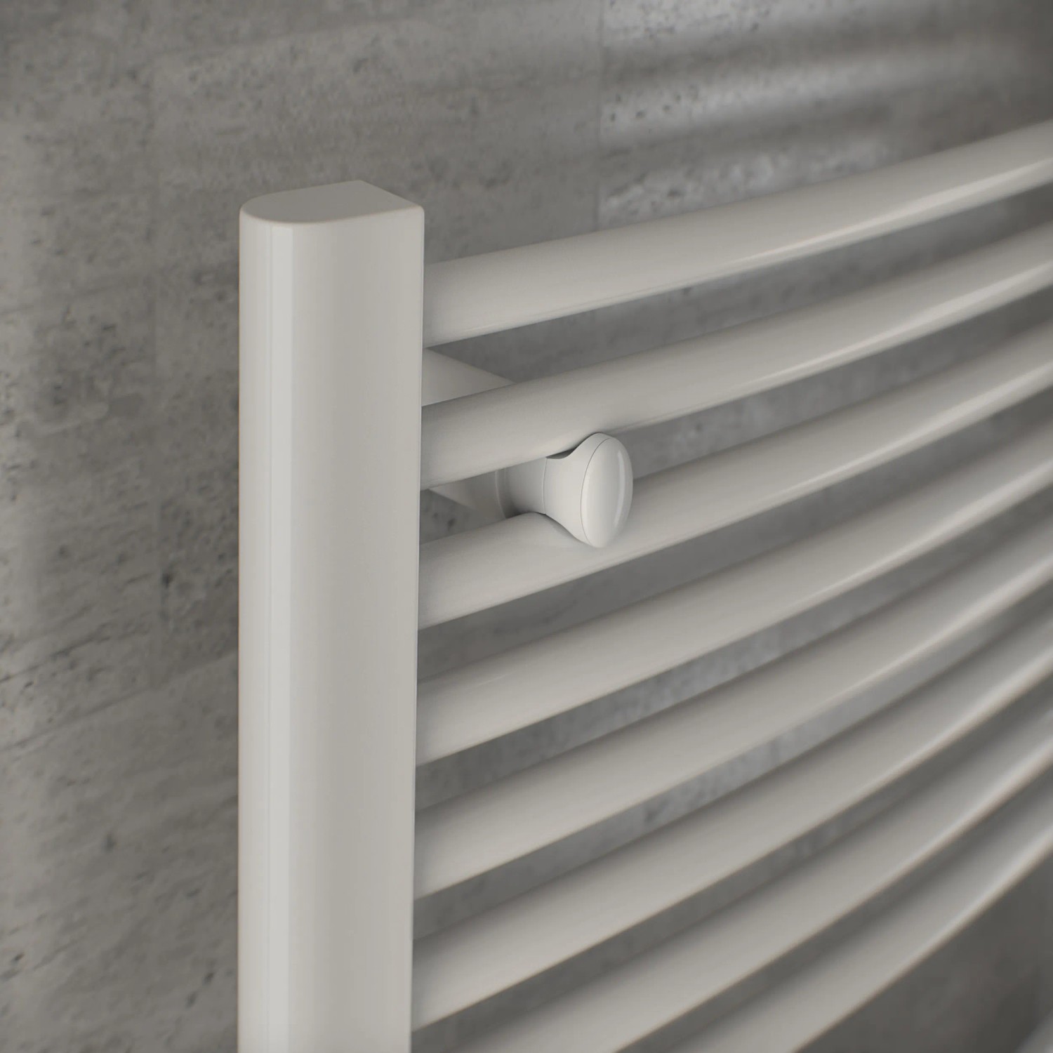 Detailaufnahme: Weißer Ximax Badheizkörper Top, geschwungenes Design, Heizkörper.