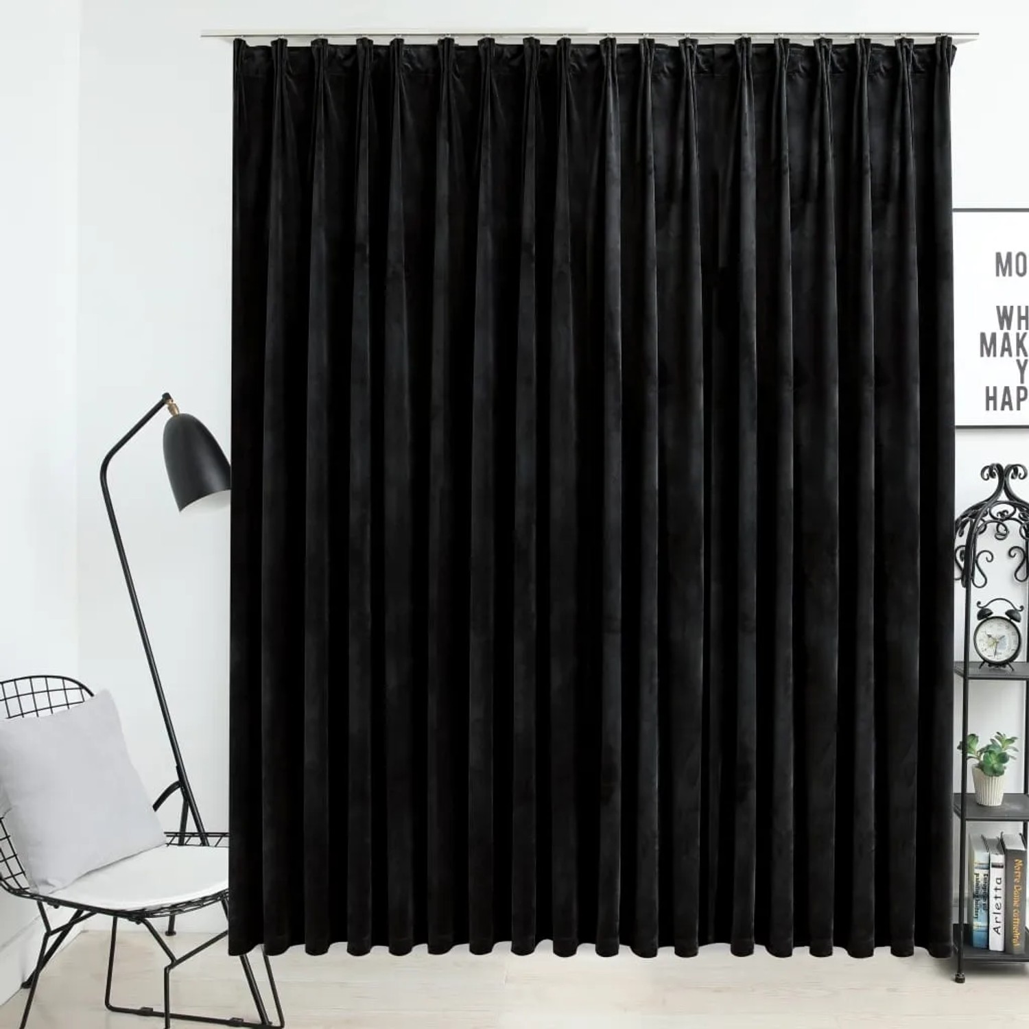 Schwarzer Verdunkelungsvorhang aus Samt (290x245 cm) mit Haken für Gardinenstange.