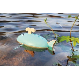 Blauer Holz-Wasserspielzeug-Wal mit Aufziehmechanismus schwimmt im Wasser. Ideal für Badewanne & Pool.