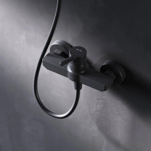 Schwarze AM.PM X-Joy S Duscharmatur aus Messing mit Brauseanschluss.