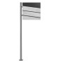 ML-Design Standbriefkasten in Weiß-Marmoroptik mit Zeitungsfach und silbernem Pfosten.