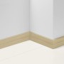 Parador Sockelleiste SL 18 Eiche D051, 70mm hoch, montiert an einer weißen Wand.