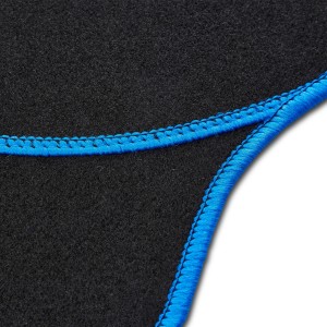 Detailaufnahme: Cartrend Auto-Fußmatte Basic, Textil, schwarz mit blauem Rand.