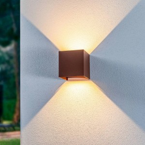 Moderne, braune Lindby LED Außenwandleuchte Nivar aus Metall, spritzwassergeschützt.