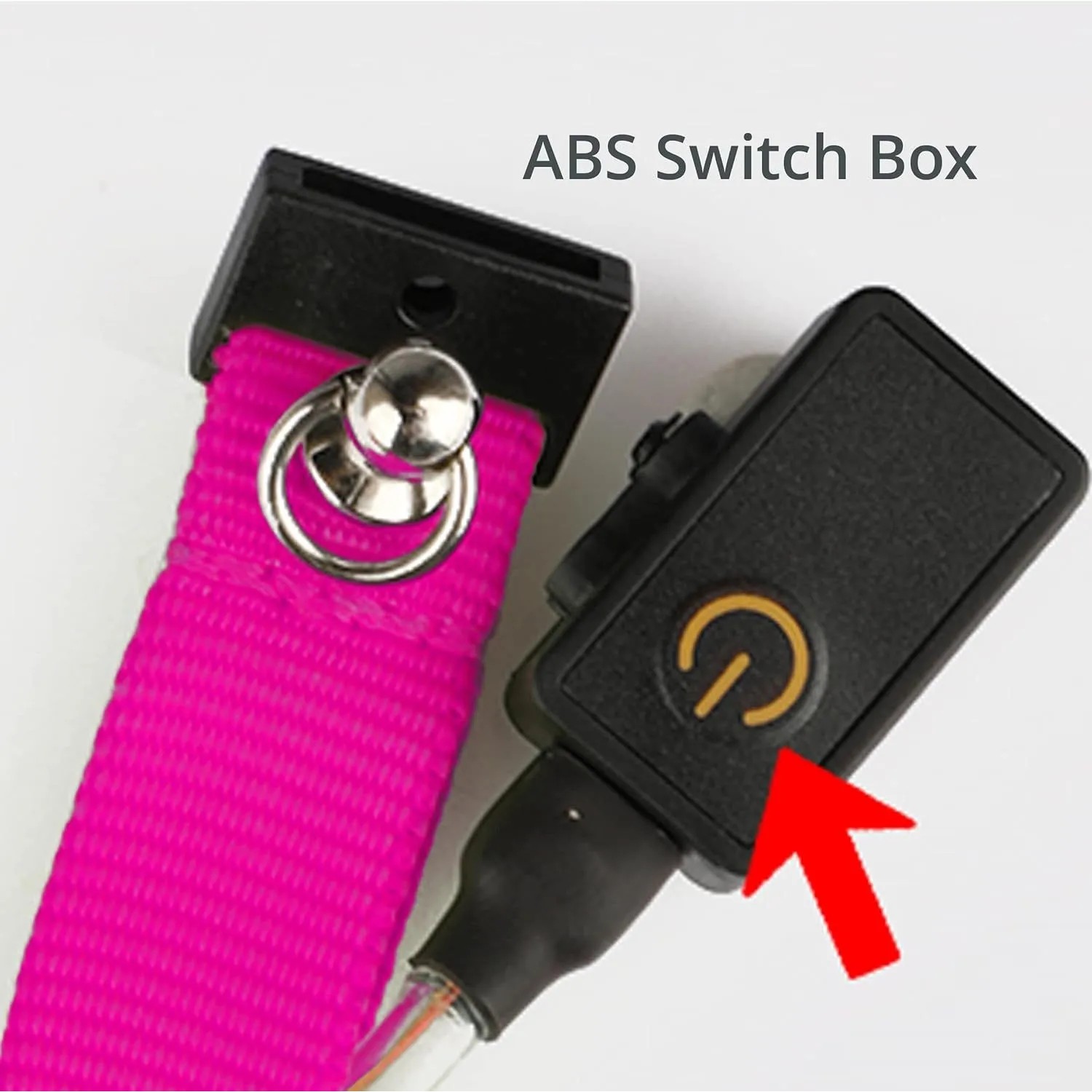 Pinkes PETSATION Leuchthalsband für Katzen. Detail der schwarzen Schaltbox mit Power-Knopf und USB-Ladeanschluss.