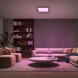 Philips Hue Tento LED-Panel in Weiß, quadratisch, in Wohnraum mit farbiger Beleuchtung.