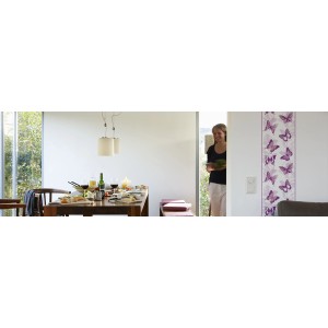 Szene mit Bricoflor Schmetterling Tapete in Weiß und Lila im Kinderzimmer.