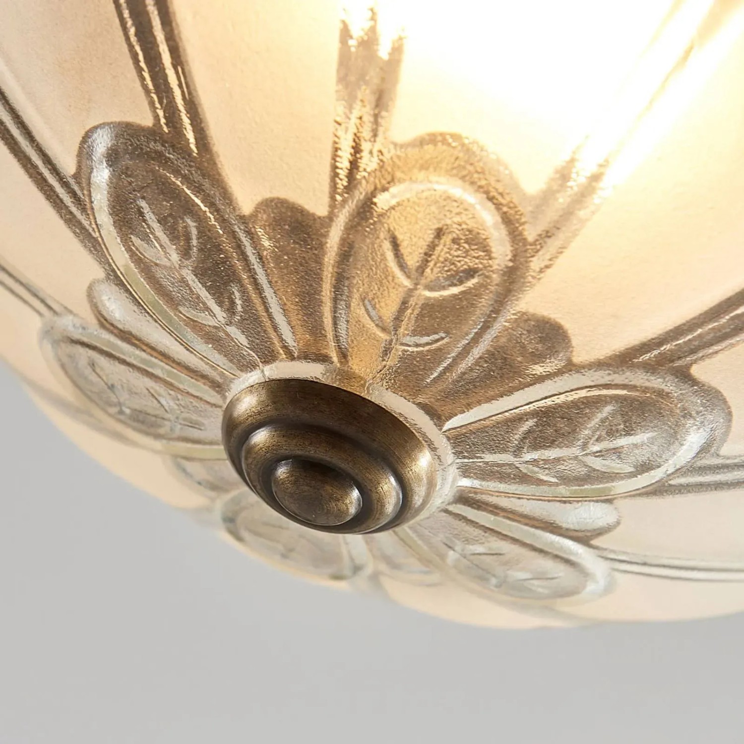 Dimmbare LED Deckenleuchte Henja im Retro Vintage Design mit Glasschirm in Bronze.