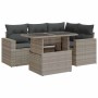 Hellgraue 5-tlg. Garten-Sofagarnitur aus Polyrattan mit Tisch und grauen Kissen.