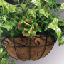 Dekorative Hängeampel (Ø 25cm) mit Kokoseinsatz und Bepflanzung für Balkon und Garten.