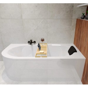 Weiße AVITA Eckbadewanne mit Bambusablage, Laptop, Weinglas und schwarzer Kopfstütze. Perfekt für entspannte Bäder.
