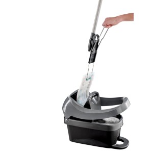 Leifheit Wischtuchpresse Profi XL Black: Mop wird in grau-schwarzem Eimer mit Pressfunktion ausgewrungen. Reinigungsgerät.