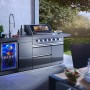 Buschbeck Outdoorküche Cambridge mit Gasgrill, Spüle und Getränkekühlschrank im Garten.