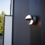 Moderne Lutec LED-Außenwandleuchte Eklips in Anthrazit mit drehbaren Leuchtenköpfen.