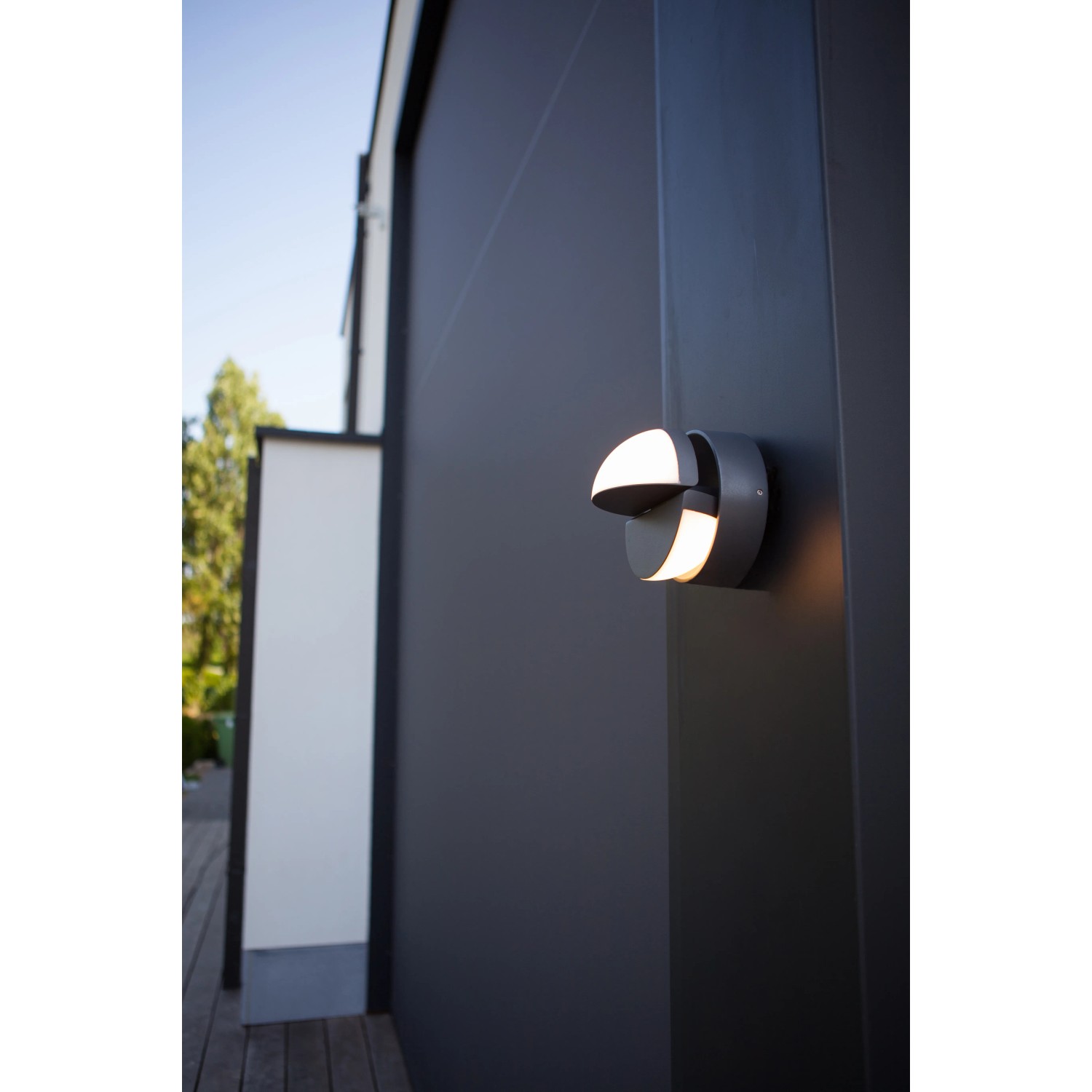 Moderne Lutec LED-Außenwandleuchte Eklips in Anthrazit mit drehbaren Leuchtenköpfen.