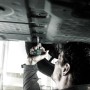 Mann schraubt mit Wera Kraftform Kompakt 400 RA Schraubendreher an einem Auto.