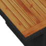 Detailansicht: Schwarzes Poly Rattan Gartenmöbel-Set mit Tischplatte aus Akazienholz.