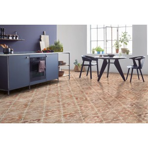 Verlegtes Parador Trendtime 5 Laminat in Küche mit Fliesendesign. Wasserfest und pflegeleicht.