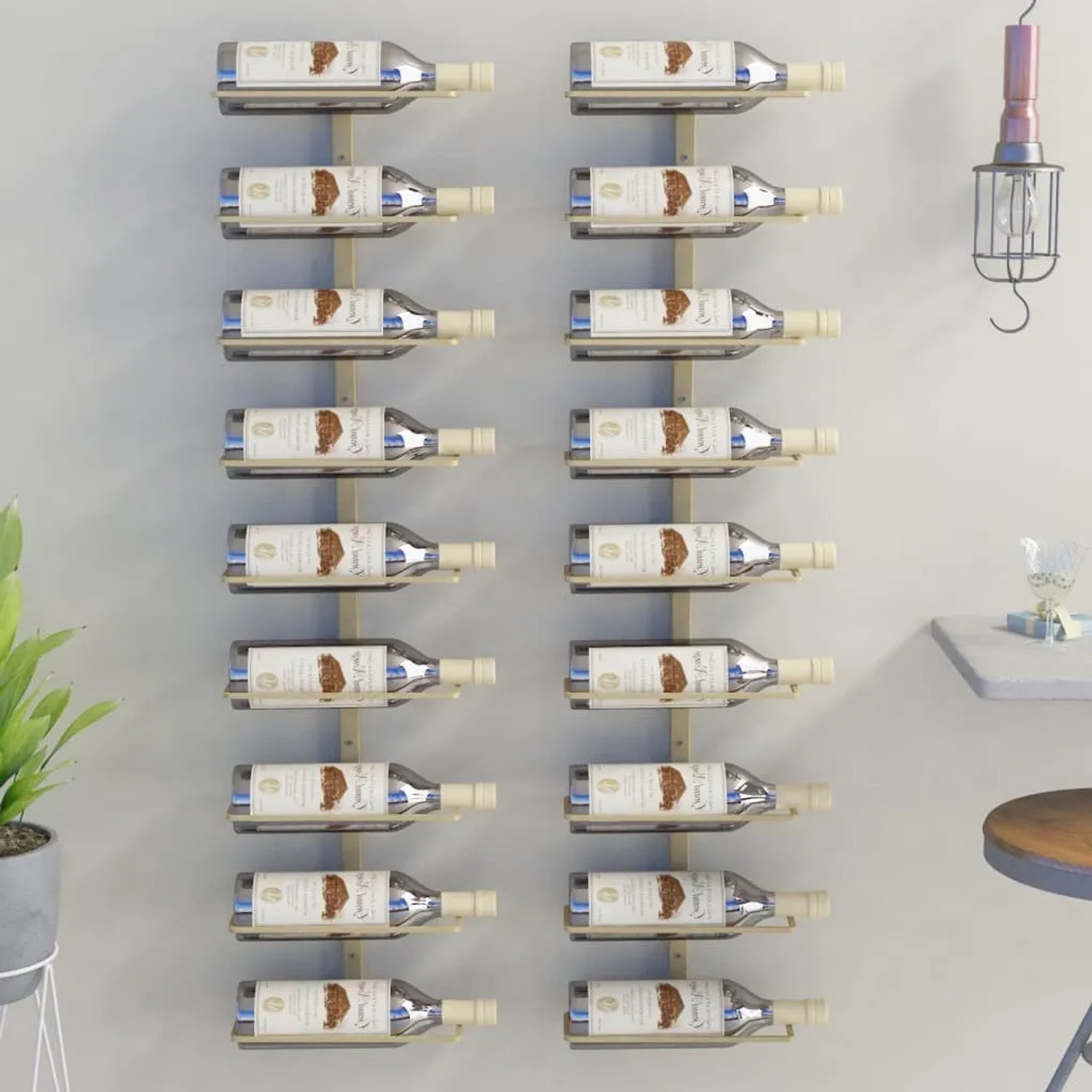 Zwei goldene Wand-Weinregale für je 9 Flaschen, modernes Design.