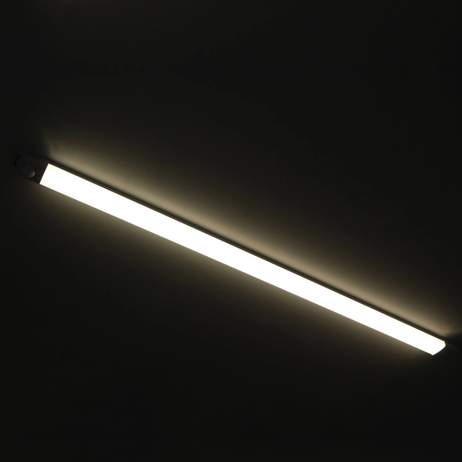 Graue LED-Feuchtraumleuchte Stripe, 120 cm, mit Sensor. Ideal für Garage und Keller.