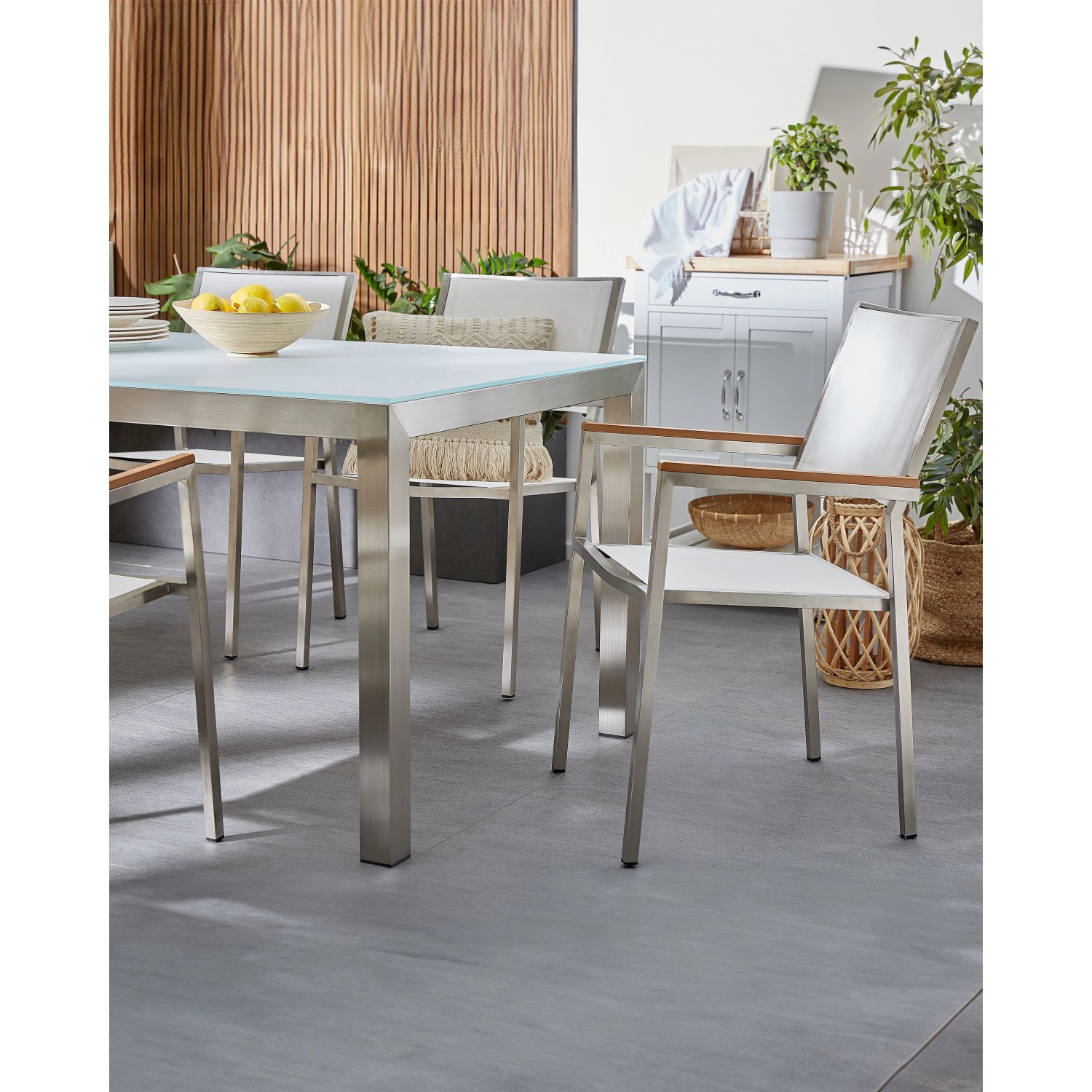 Weißer Beliani Gartenstuhl mit silbernem Gestell und hellen Holzarmlehnen.