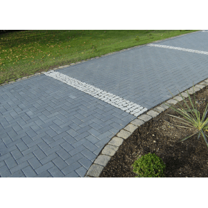 Verlegtes Rechteck-Pflaster Beton Anthrazit (20x10x6 cm) im Außenbereich.