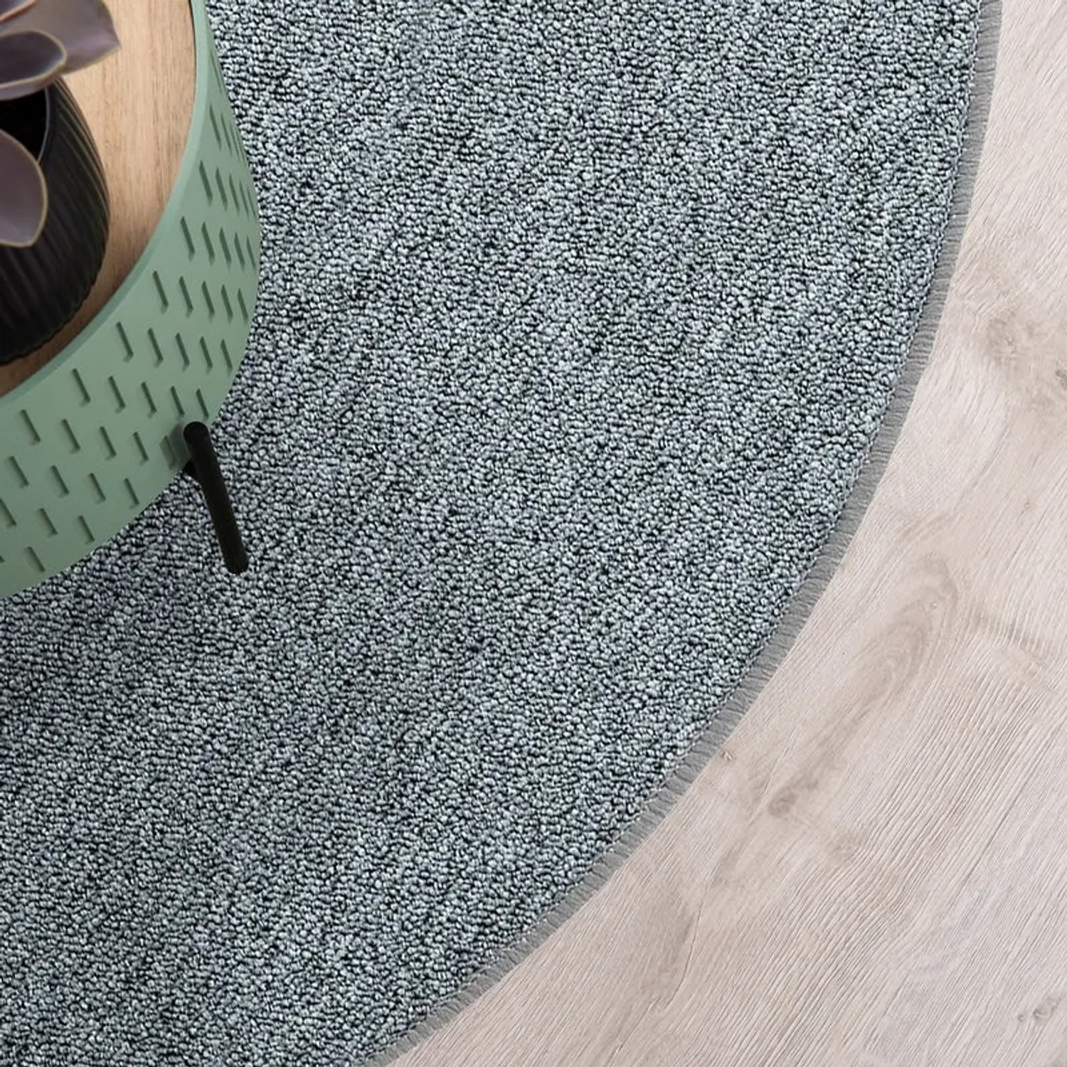 Detailansicht des runden, hellgrauen KARAT Teppich London mit Schlingenflor.