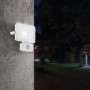 Weißer Eglo LED-Außenstrahler Faedo mit Bewegungsmelder an einer Wand.