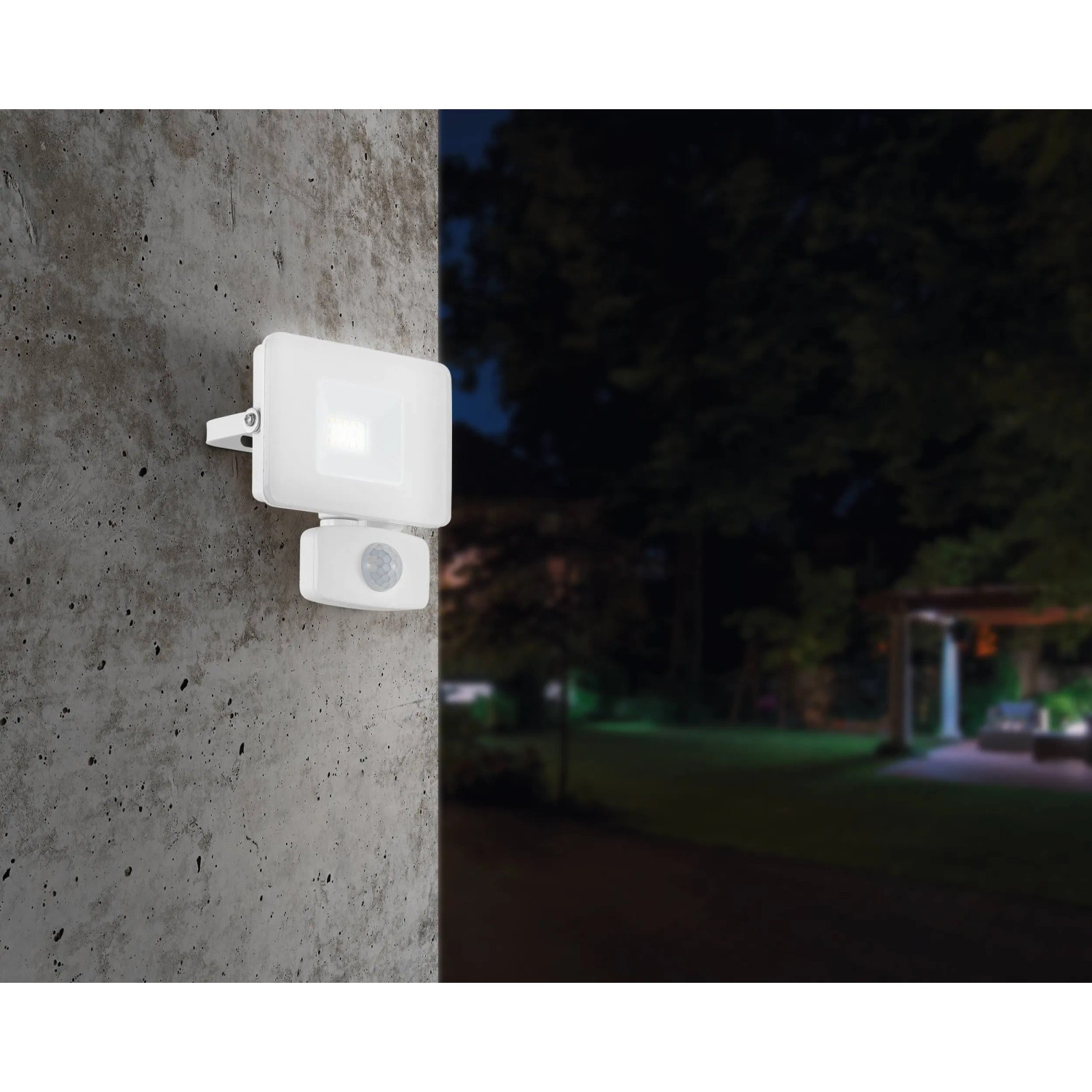 Weißer Eglo LED-Außenstrahler Faedo mit Bewegungsmelder an einer Wand.
