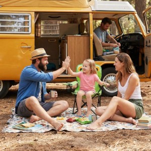 Familie beim Camping mit Frosch Kinder Campingstuhl. Klappstuhl für Kinder mit Froschmotiv.