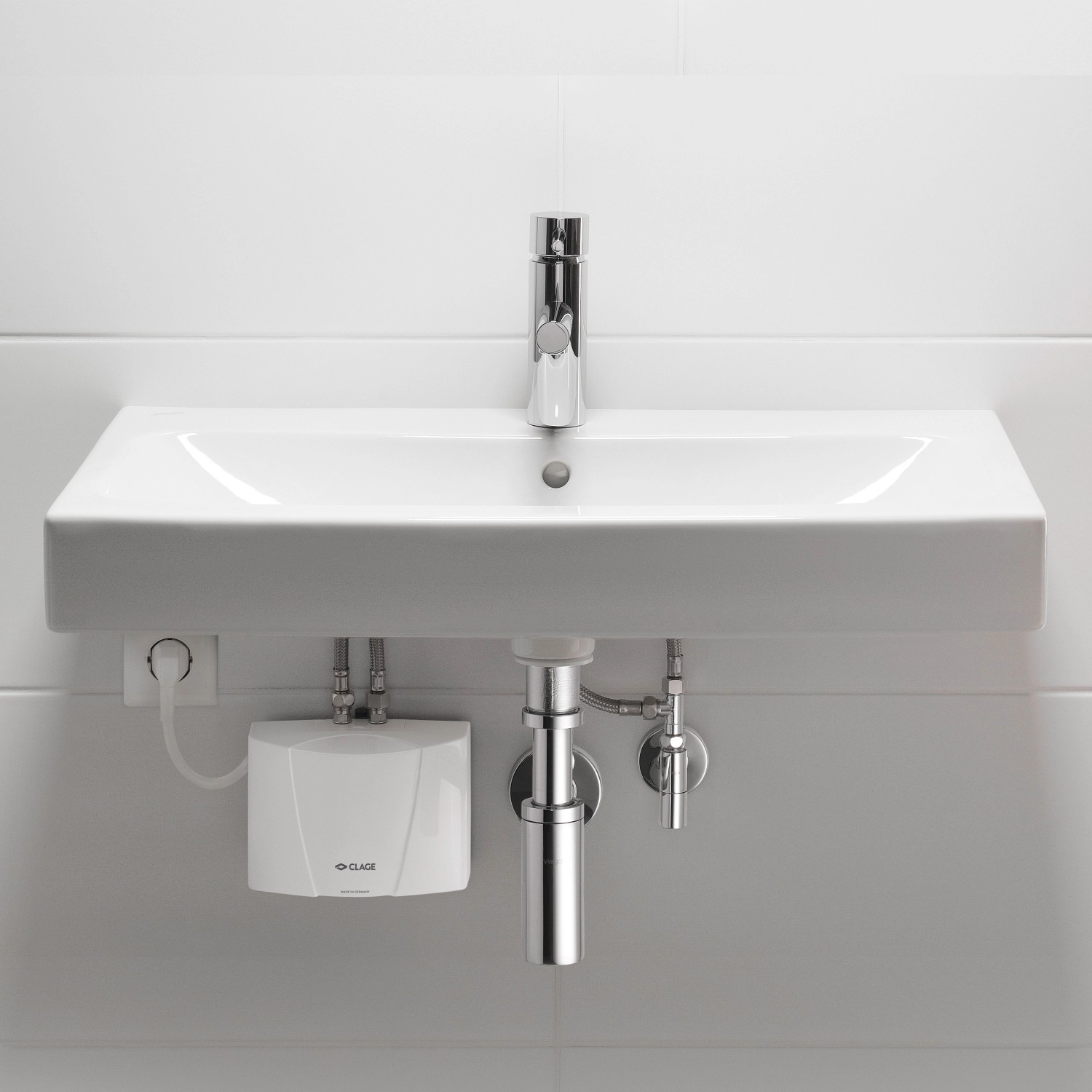 Clage Kleindurchlauferhitzer M3 unter Waschbecken montiert. Kompaktes Design, ideal für Handwaschbecken.