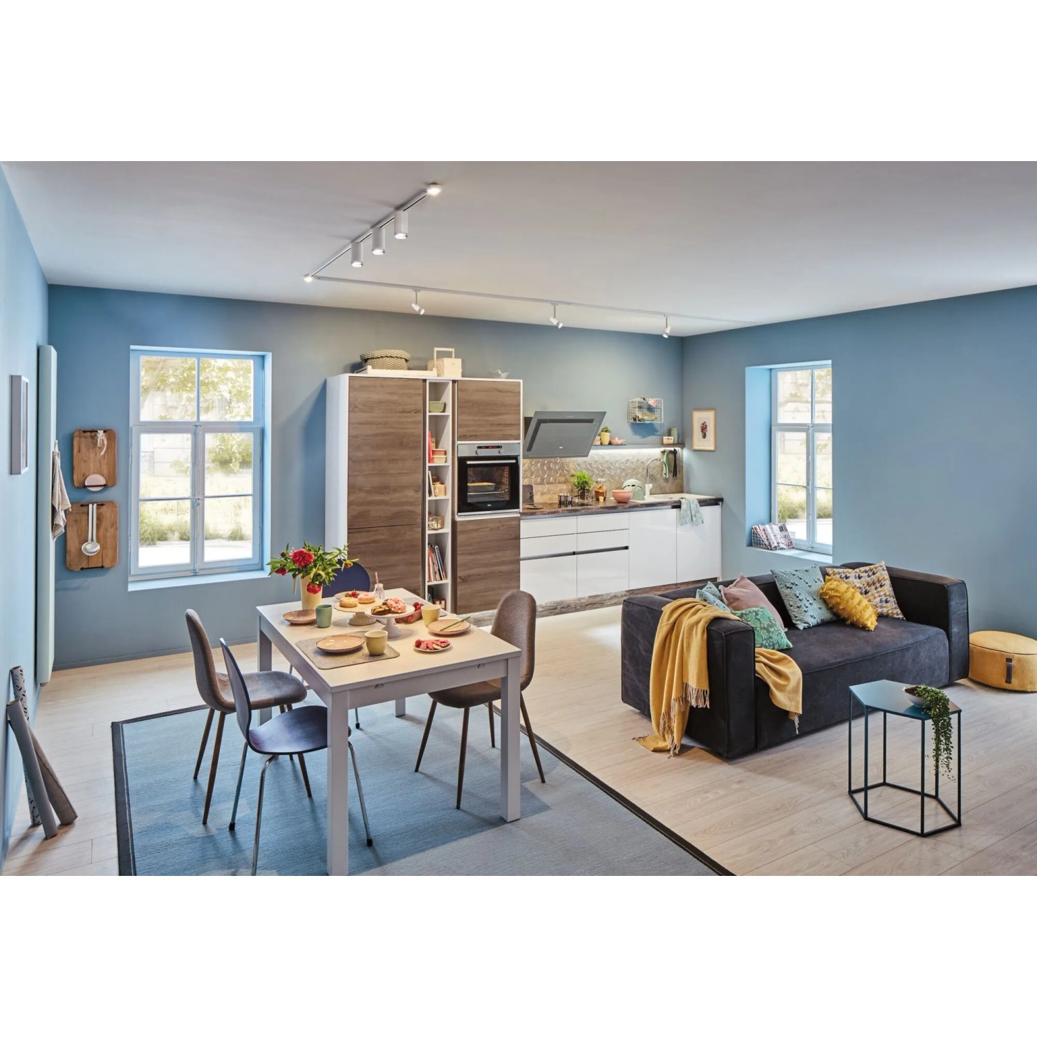 Wohnraum mit URail Schienensystem und Paulmann Schienenspot Tube in Signalweiß.