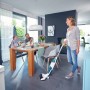 Frau nutzt Leifheit Akku-Saugwischer Regulus Aqua PowerVac im Wohnbereich.