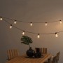 Konstsmide LED Biergarten Lichterkette mit 10 bernsteinfarbenen Leuchtmitteln für Außen.