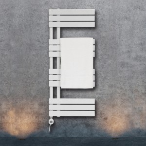 Weißer, elektrischer Badheizkörper Limburg (700 W, 120x50 cm) mit Handtuch auf grauem Hintergrund.